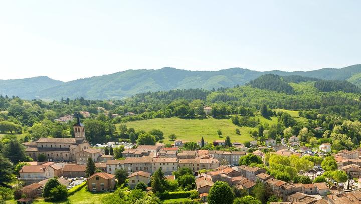 Jaujac - Le village vu du Chastelas-2-zoom volcan coupe de Jaujac ©S.BUGNON Jaujac - Le village vu du Chastelas-2-zoom volcan coupe de Jaujac ©S.BUGNON
