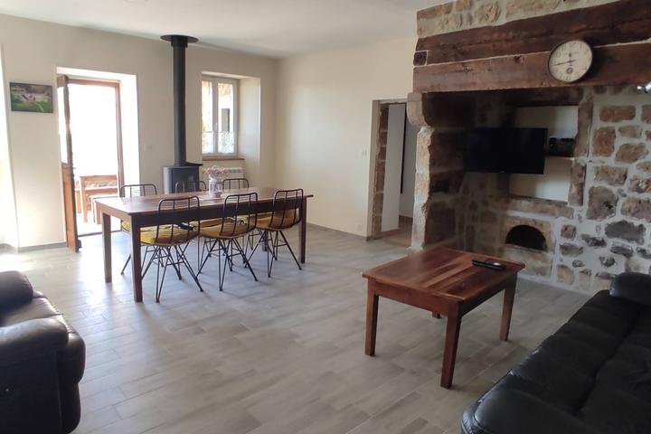 La Maison d'Odette et Joseph - La pièce de vie donnant sur la terrasse couverte