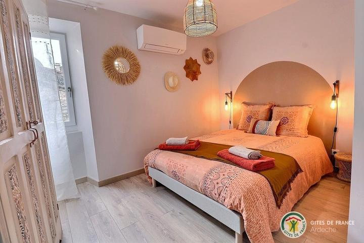 Chambre 2 avec lit en 140x200 et climatisation réversible