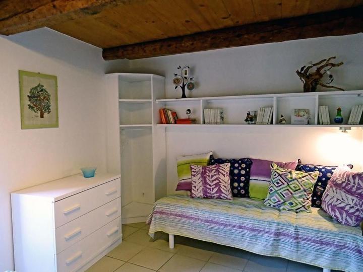 Coin divan dans la chambre ou lit d'appoint