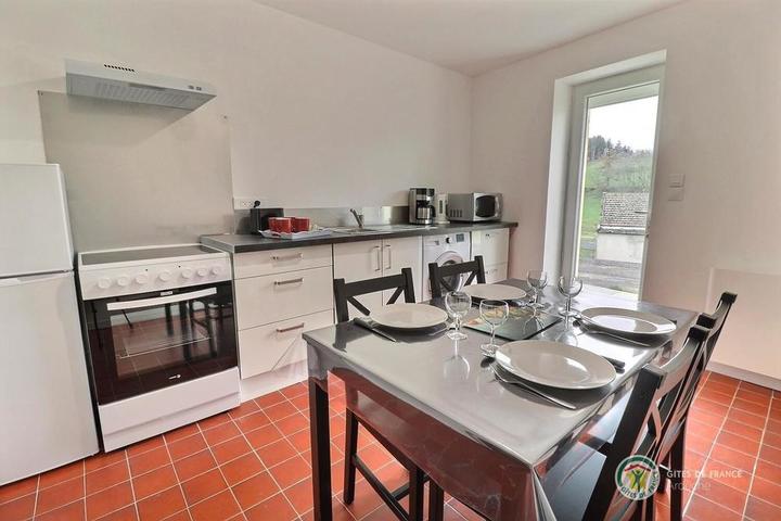 Le coin repas avec accès à la petite terrasse