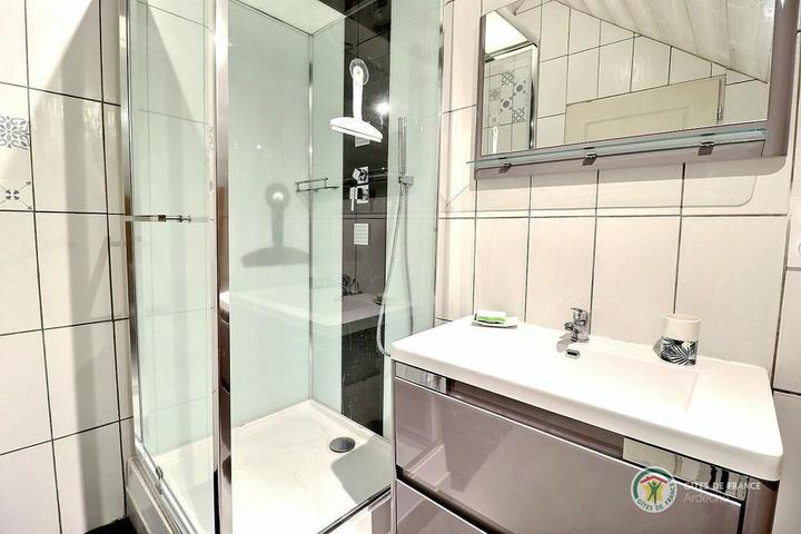 La salle d'eau à l'étage avec wc