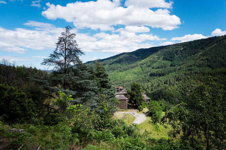 Vue sur le hameau du Bazalet et ses monts
