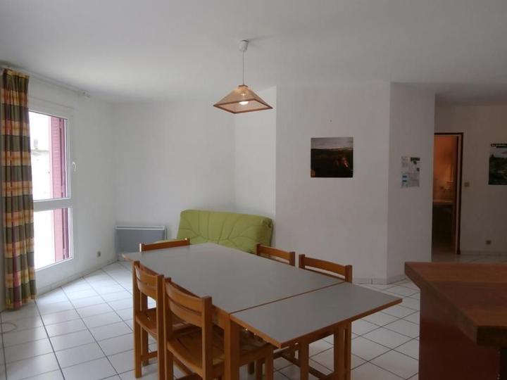 Le coin repas avec petit salon