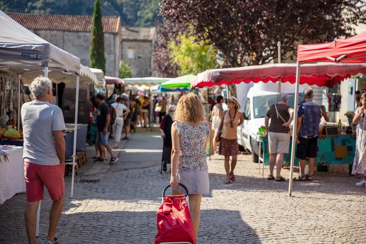 Thueyts - Marché du vendredi en été ©sourcesetvolcans Thueyts - Marché du vendredi en été ©sourcesetvolcans