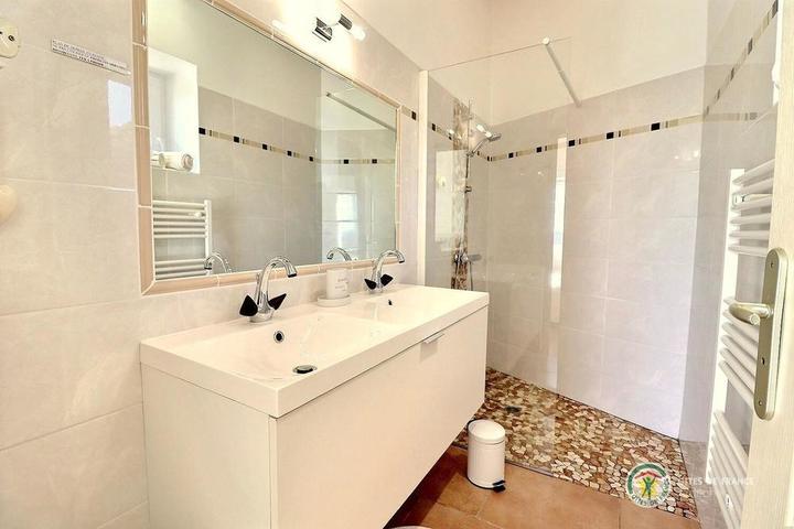 La salle d'eau de la chambre au RDC