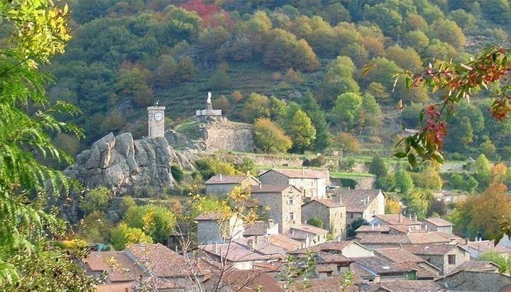 Le village de Burzet vu depuis le Martinel