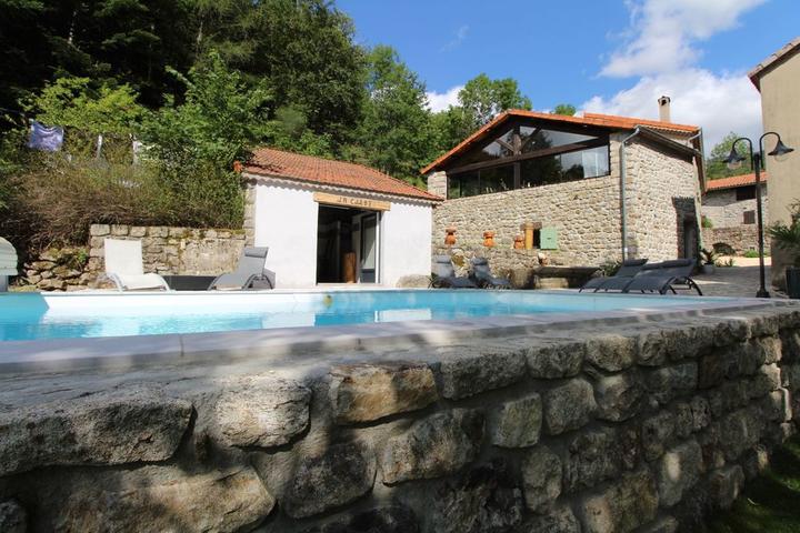 Vue sur la piscine privative chauffée et la Clède où se trouve le jacuzzi.