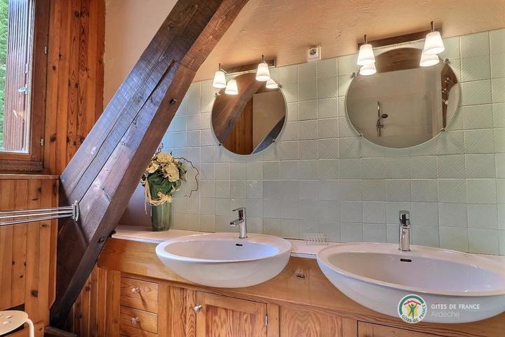 La salle d'eau à l'étage avec douche