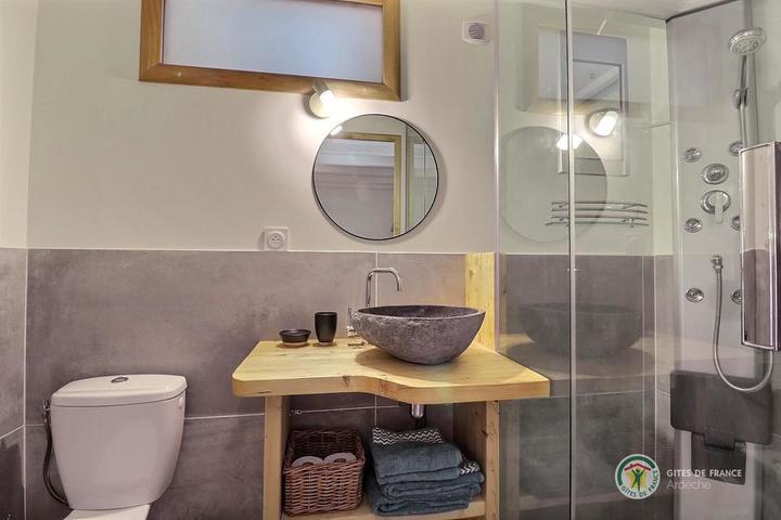 La salle d'eau privative de la chambre au 1er étage