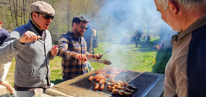 Barbecue XXL à côté de la piscine