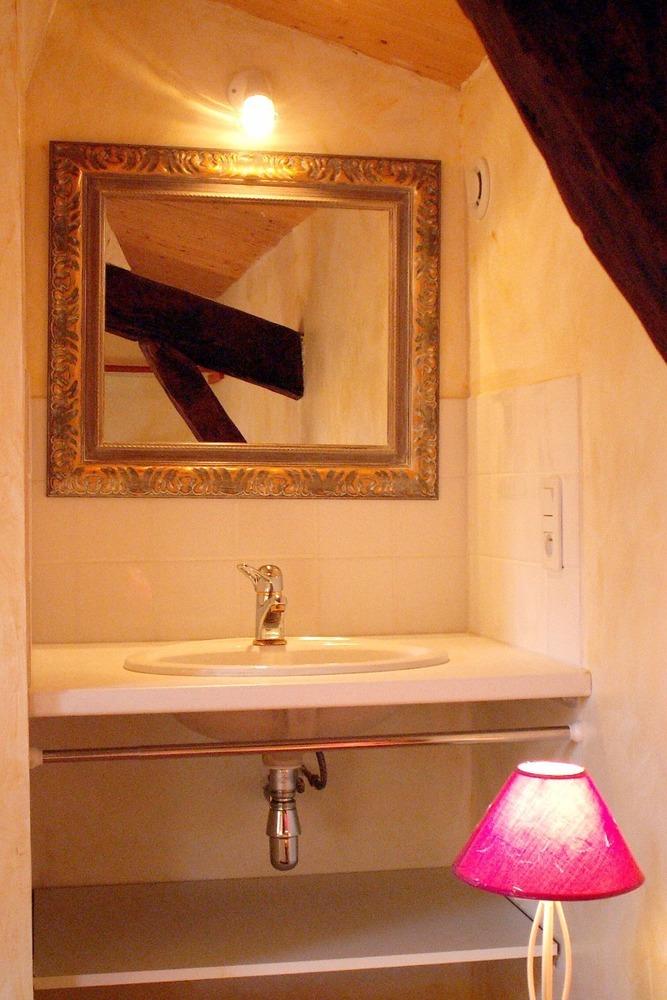 Chambre 1 (Coin lavabo)