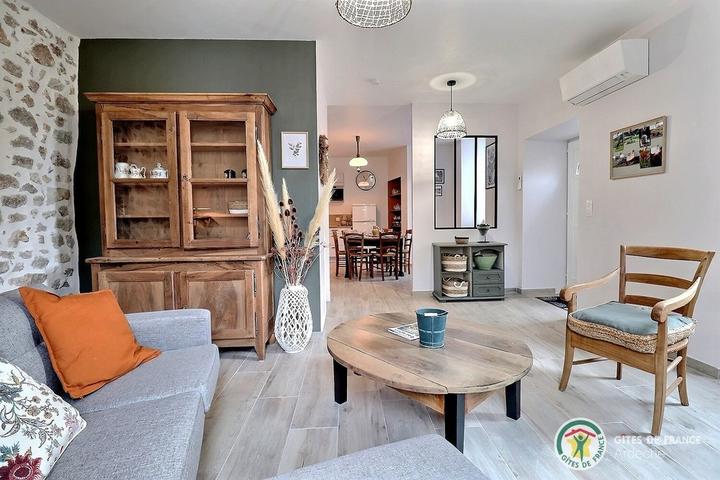 Jolie pièce de vie avec climatisation réversible