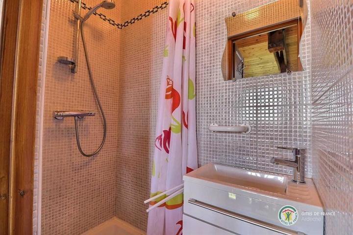 2e petite salle d'eau à l'étage