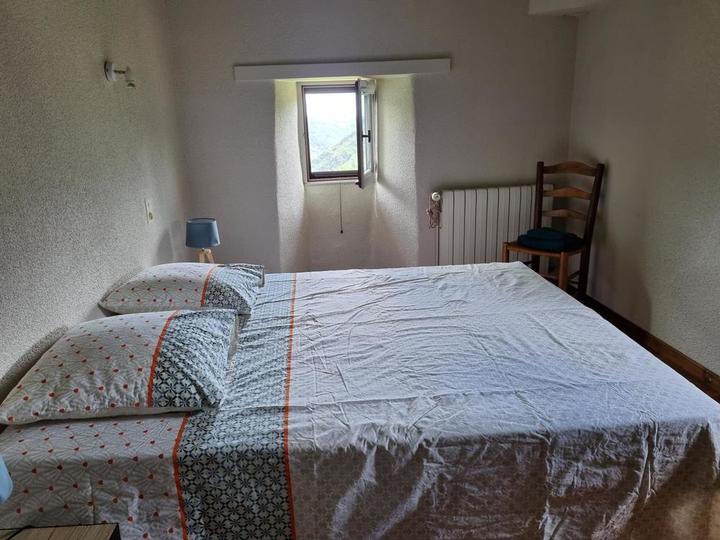 La 1ère chambre à l'étage, fenêtre avec vue.