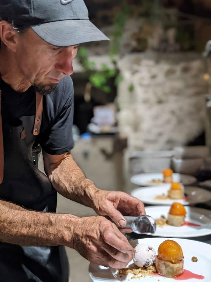 5596acd3-33d9-4674-94c8-ba0aa5f6ddc0.jpeg le chef à l'oeuvre