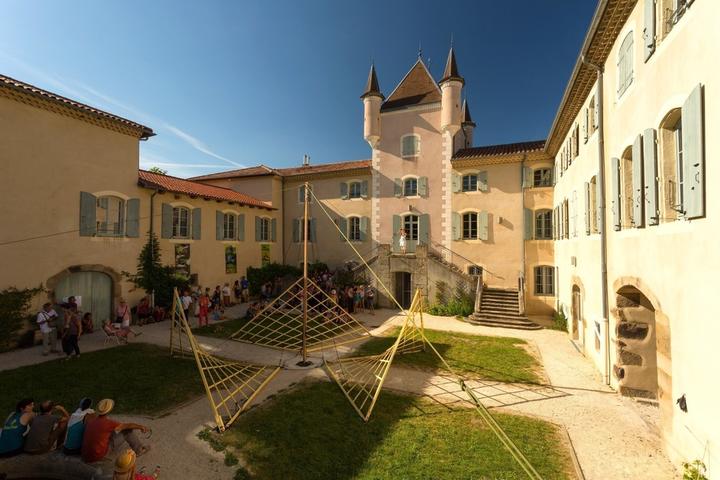 Jaujac - Installation du Pavillon Fuller à la Maison du Parc ©S.BUGNON Jaujac - Installation du Pavillon Fuller à la Maison du Parc ©S.BUGNON