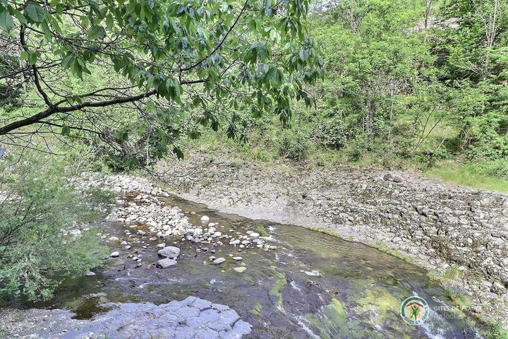 La rivière à 2 minutes à pied du gîte !