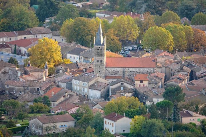 Thueyts - vue du village au coucher de soleil 2 ©sourcesetvolcans Thueyts - vue du village au coucher de soleil 2 ©sourcesetvolcans