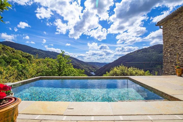 La terrasse et la piscine