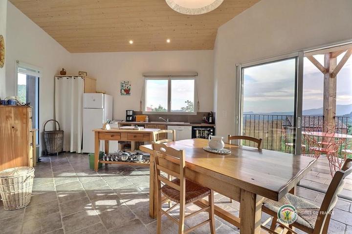 Vue sur le séjour-cuisine