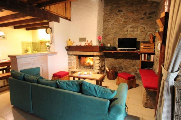 salon avec cheminée