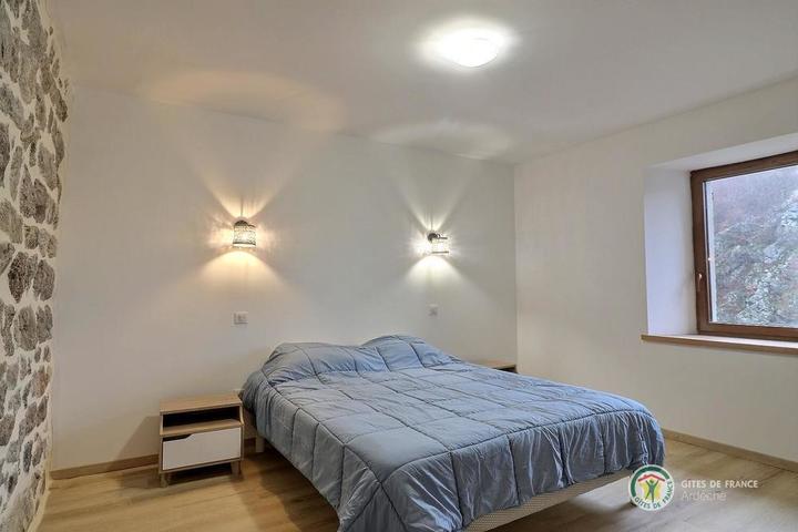 Chambre 1 au rez de chaussée lit 160 cm