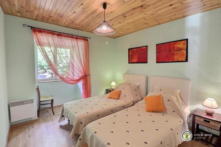 Chambre à 2 lits en 90 cm.