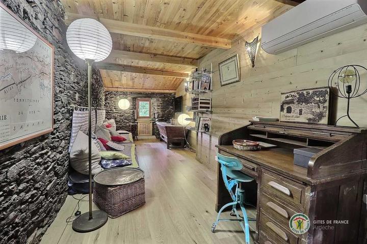 Salon avec TV et jeux à l'étage