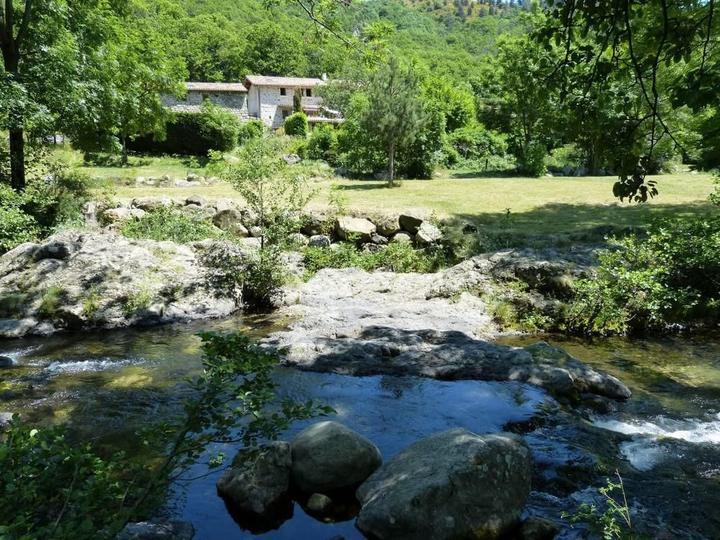 Vue d'ensemble rivière et gite