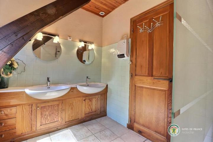 La salle d'eau à l'étage avec douche