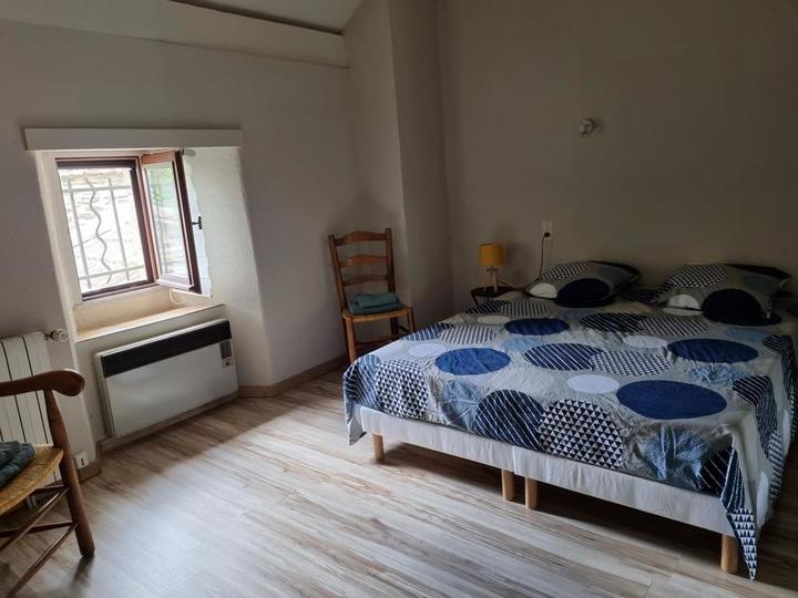 Chambre 2 à l'étage, fenêtre sur la cour intérieure