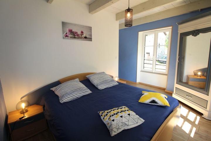 La chambre avec lit en 180 cm.