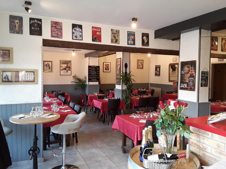 Jaujac - Le bouchon ardéchois salle intérieure Jaujac - Le bouchon ardéchois salle intérieure