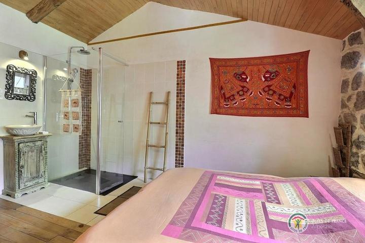 Chambre Indira à l'étage avec douche