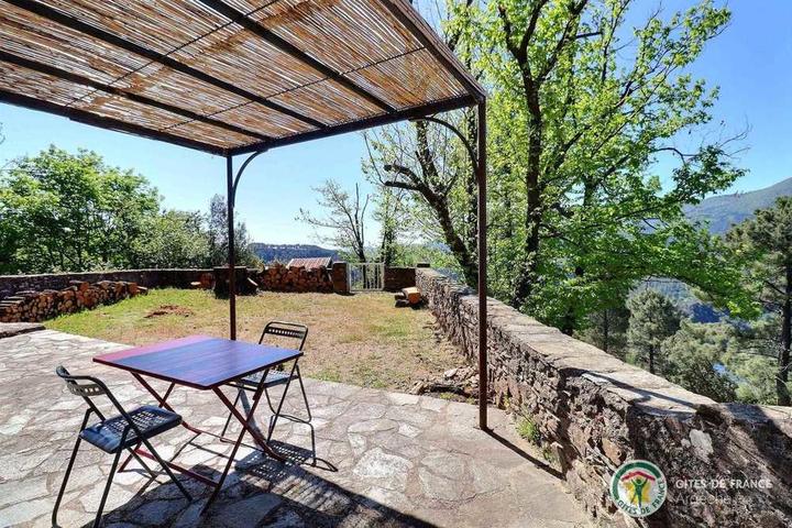 Terrasse sous pergola ombragée avec magnifique vue
