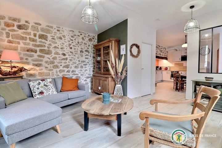 Pièce de vie chaleureuse avec climatisation réversible