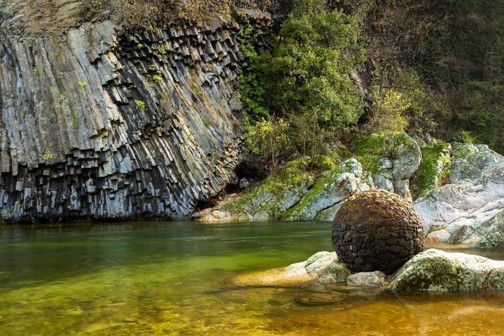 Jaujac - Coulée basaltique à la Turbine ©S.BUGNON Jaujac - Coulée basaltique à la Turbine ©S.BUGNON