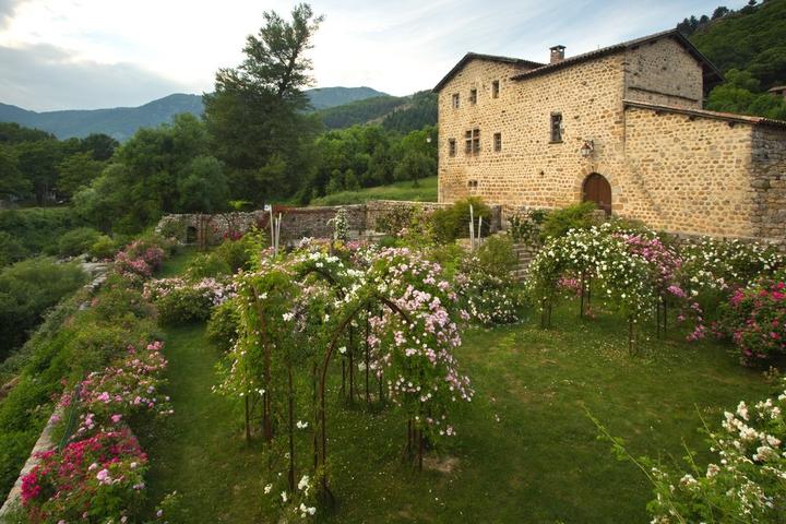 Montpezat sous Bauzon - roseraie du Prieuré de Clastres ©S.BUGNON Montpezat sous Bauzon - roseraie du Prieuré de Clastres ©S.BUGNON