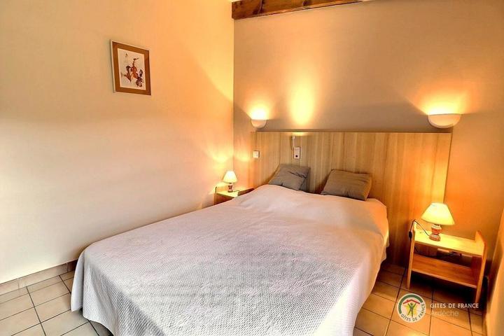 Chambre 1 avec lit en 140 cm