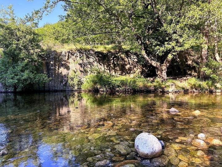 Burzet - vue rivière de la Bourges ©sourcesetvolcans Burzet - vue rivière de la Bourges ©sourcesetvolcans