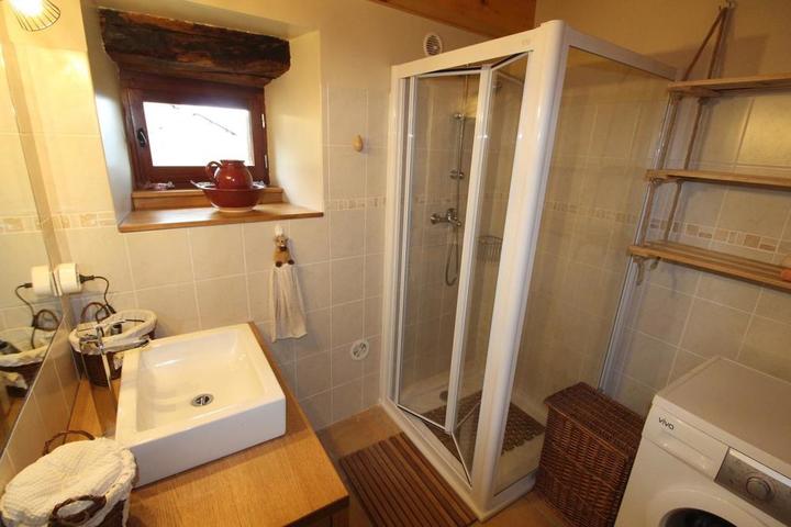 Salle d'eau avec lave-linge