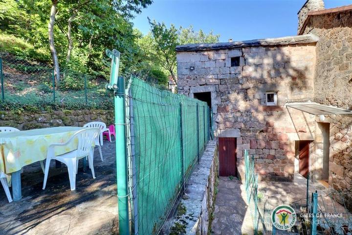 Espace extérieur privé avec salon de jardin et transats, sous les marronniers