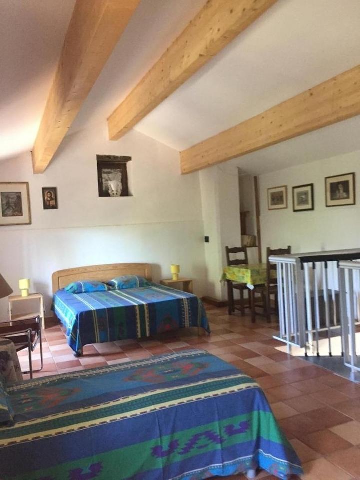 Chambre avec douche et WC séparés à l'étage