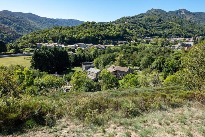 Montpezat-sous-Bauzon - vue sur le village depuis le Calvaire ©sourcesetvolcans Montpezat-sous-Bauzon - vue sur le village depuis le Calvaire ©sourcesetvolcans