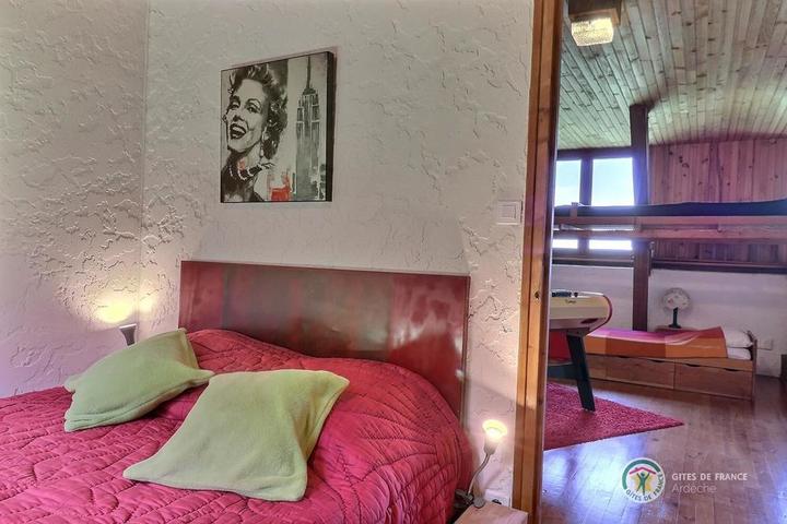 Chambre à l'étage lit de 140 cm