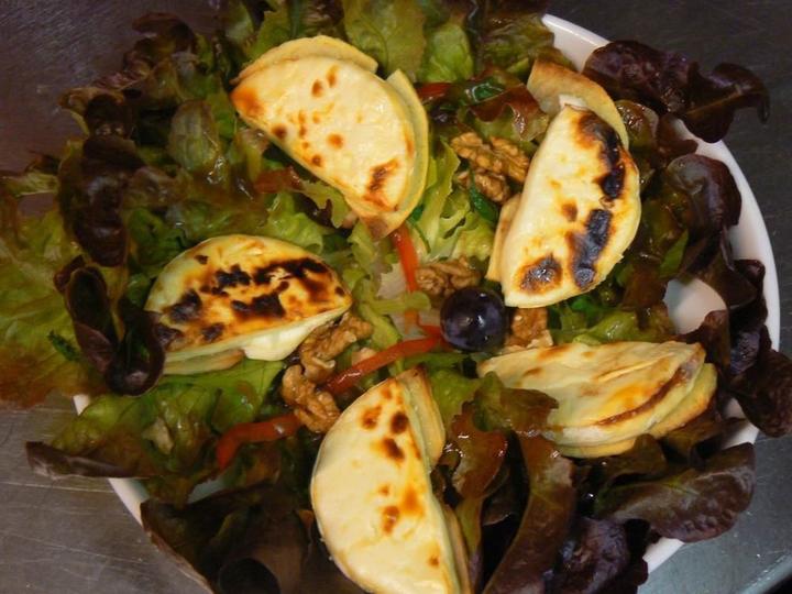 Fromage Picodon grillé sur salade