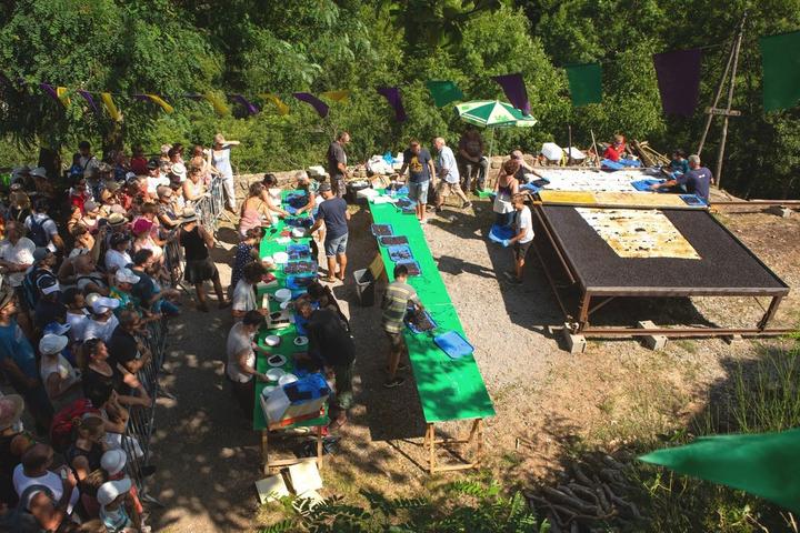 Péreyres - Fête de la Myrtille - Tarte géante ©S.BUGNON Péreyres - Fête de la Myrtille - Tarte géante ©S.BUGNON