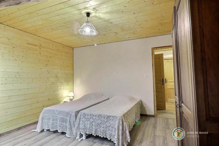 Chambre 3 à l'étage avec 2 lits de 90 cm