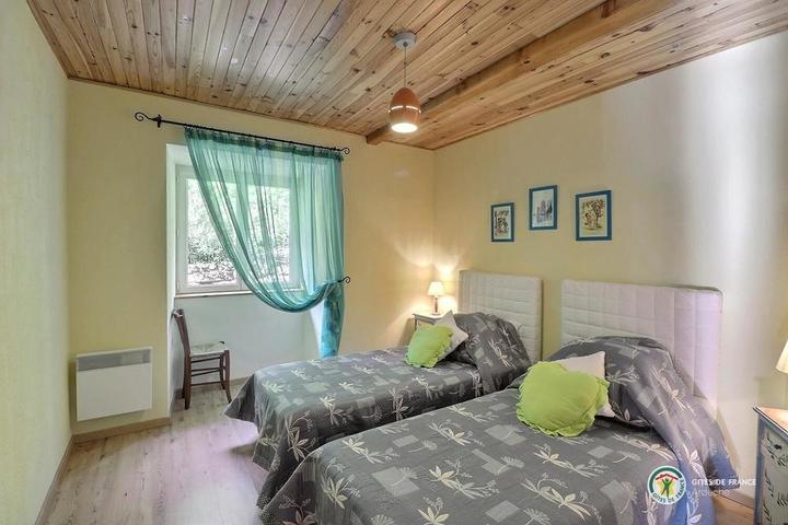 Chambre équipée de 2 lits en 90 cm.